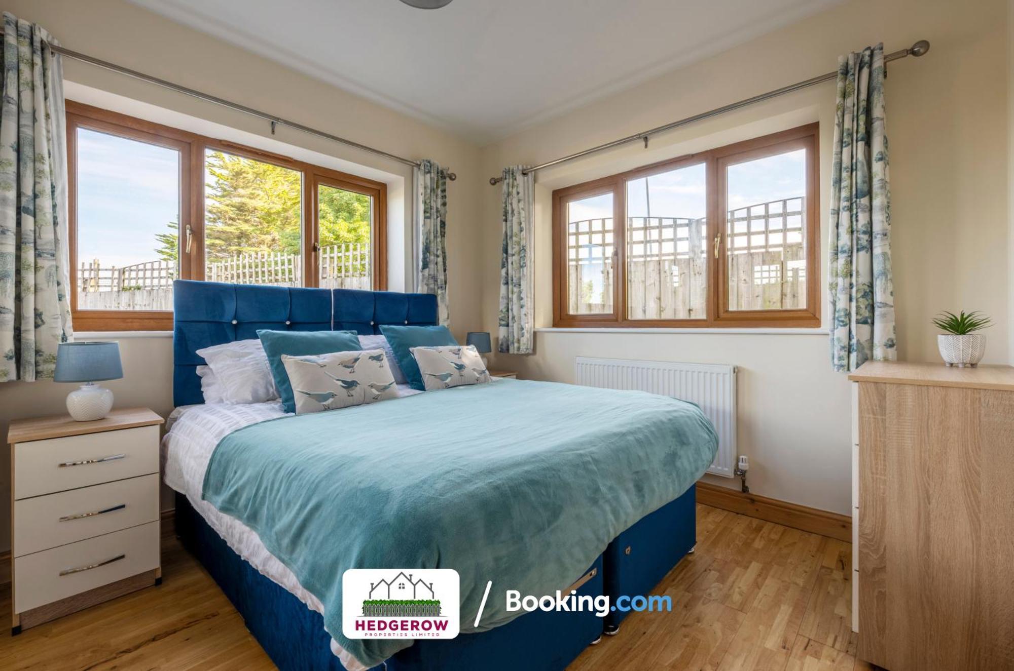 Hedgerow Haven: Spacious 2-Bedroom Truro Retreat Exterior photo