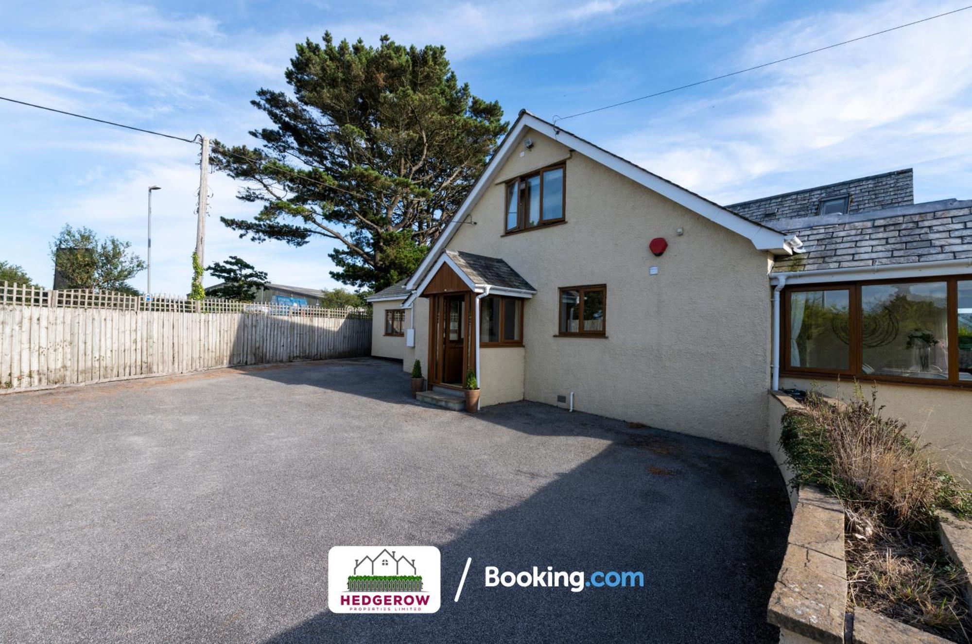 Hedgerow Haven: Spacious 2-Bedroom Truro Retreat Exterior photo